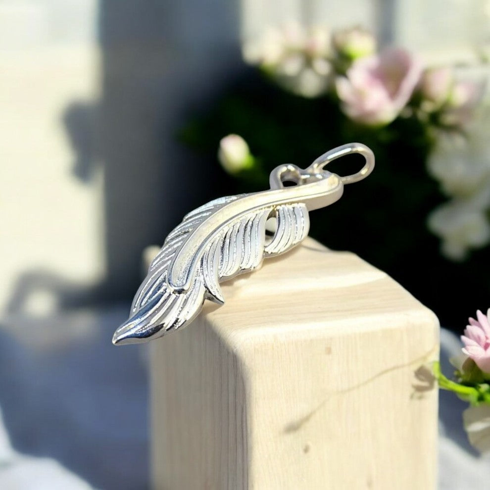 Stunning Solid 925 feather style pendant