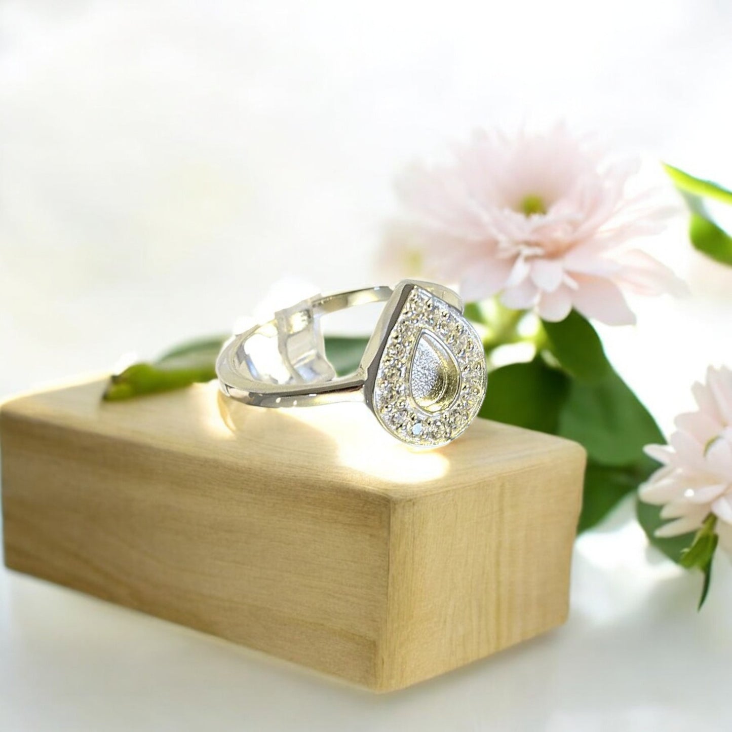 Stunning teardrop silver 925 ring with sparkling cz stones