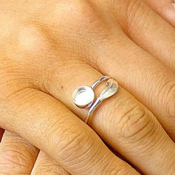 Pretty Solid silver 925 feather ring with round setting