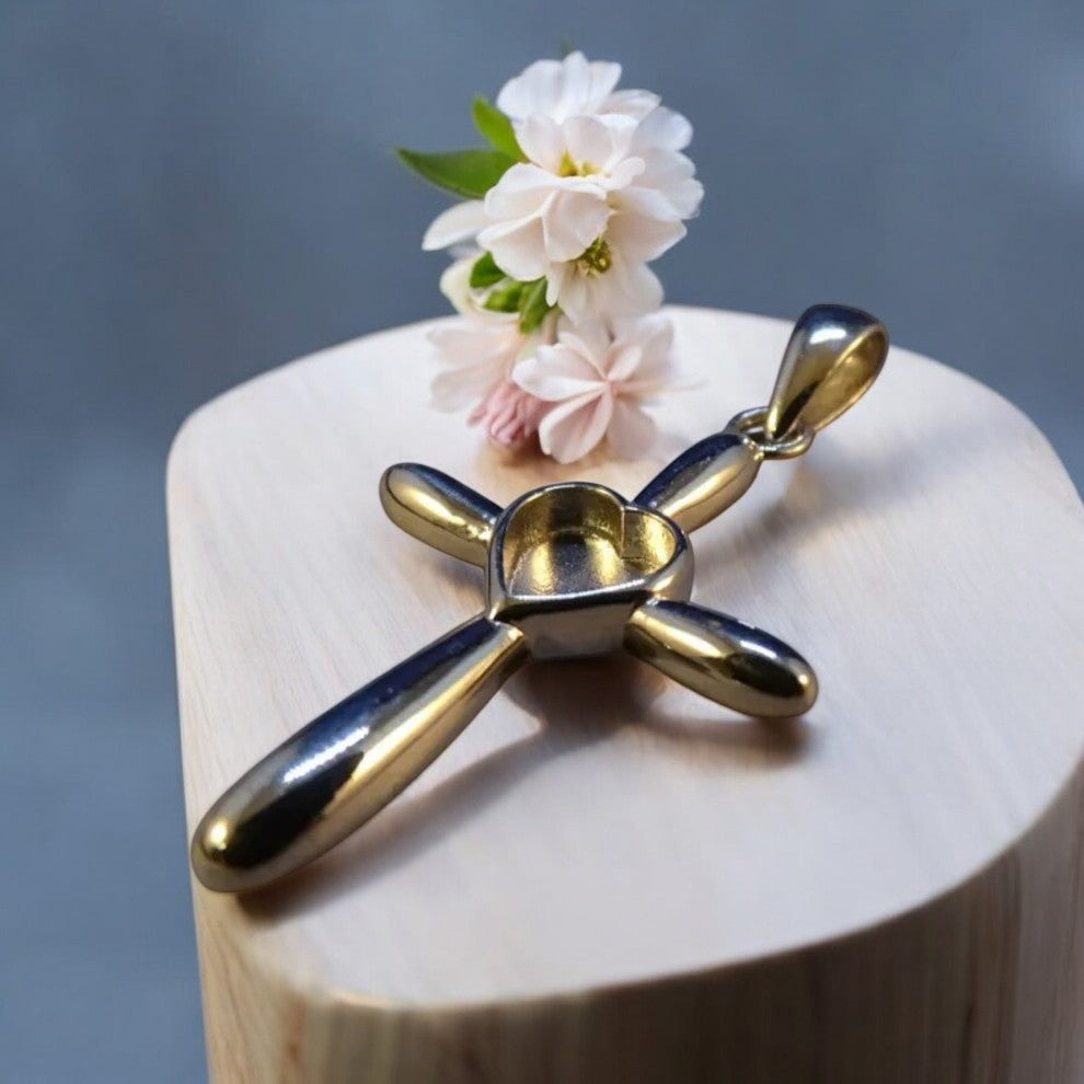 Stunning 925 Silver Cross with heart shaped Setting