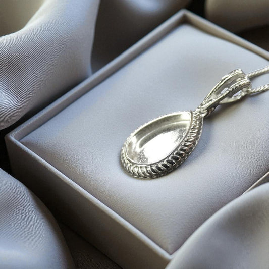 Silver rope edge ashes memorial pendant, handcrafted in Lancashire, UK